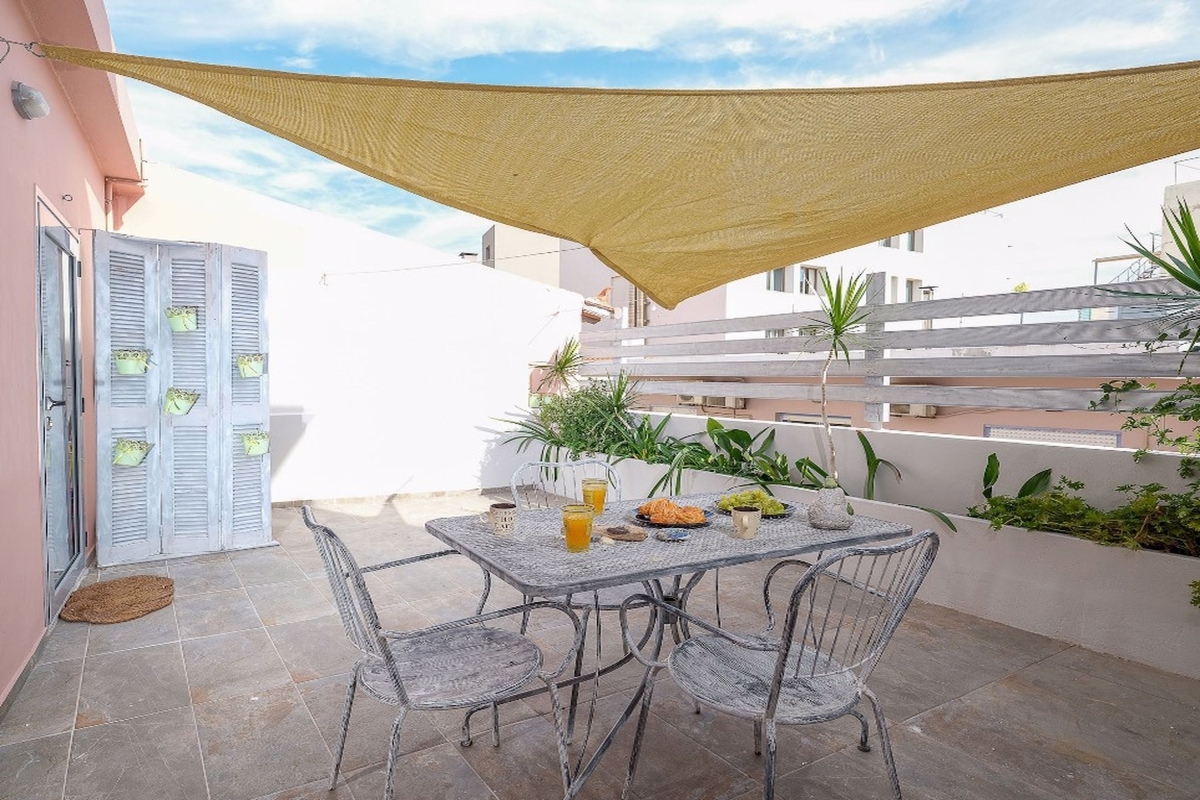 Open-air dining of Happy.Rentals budget friendly holiday rental in Heraklion, property ID 6534