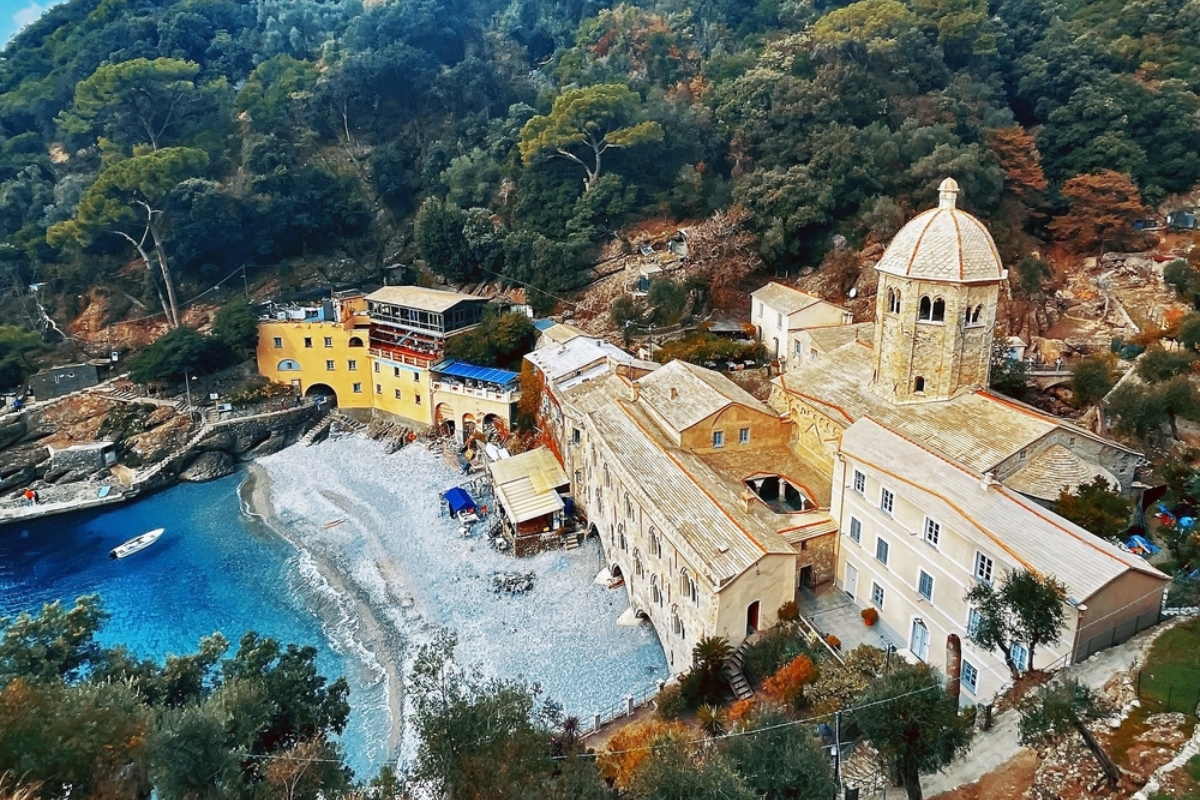 Panorama dell'Abbazia di San Fruttuoso e spiaggia, Portofino, Liguria, Italia