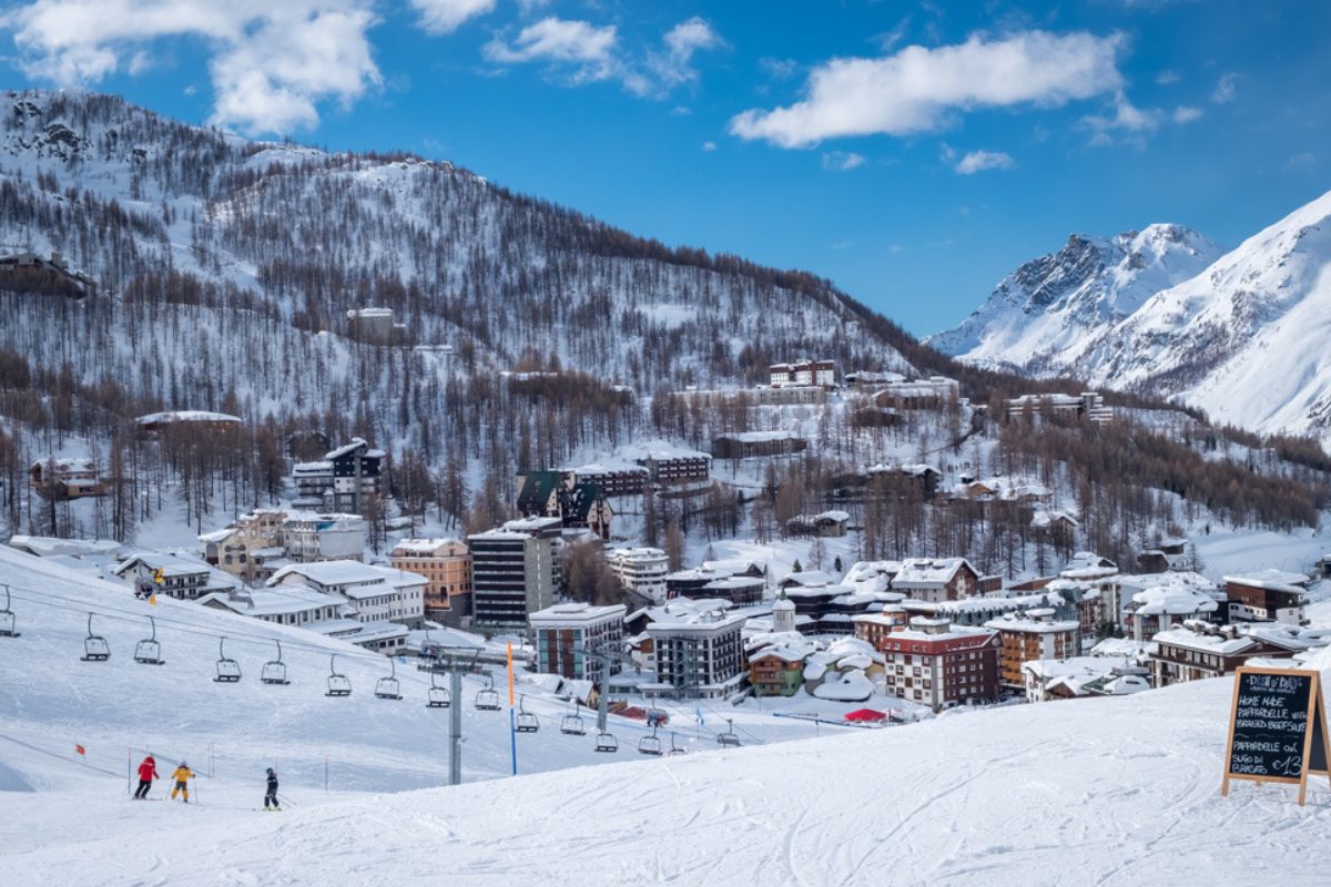 Panorama della stazione sciistica di Cervinia, Italia. Bellissimo paesaggio sulle Alpi