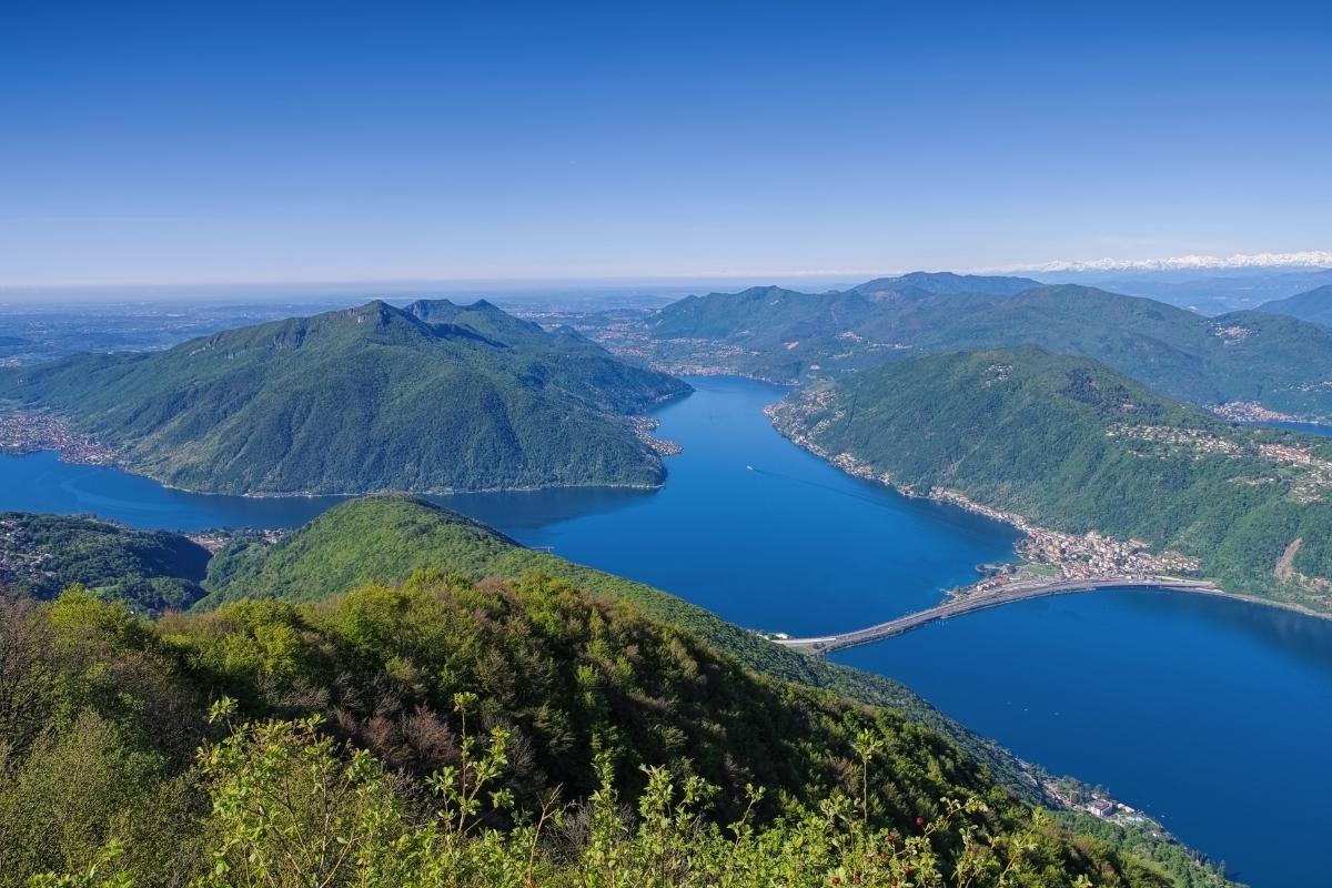 Un panorama mozzafiato del Lago di Lugano e delle Alpi dal Balcone d'Italia in una giornata di sole