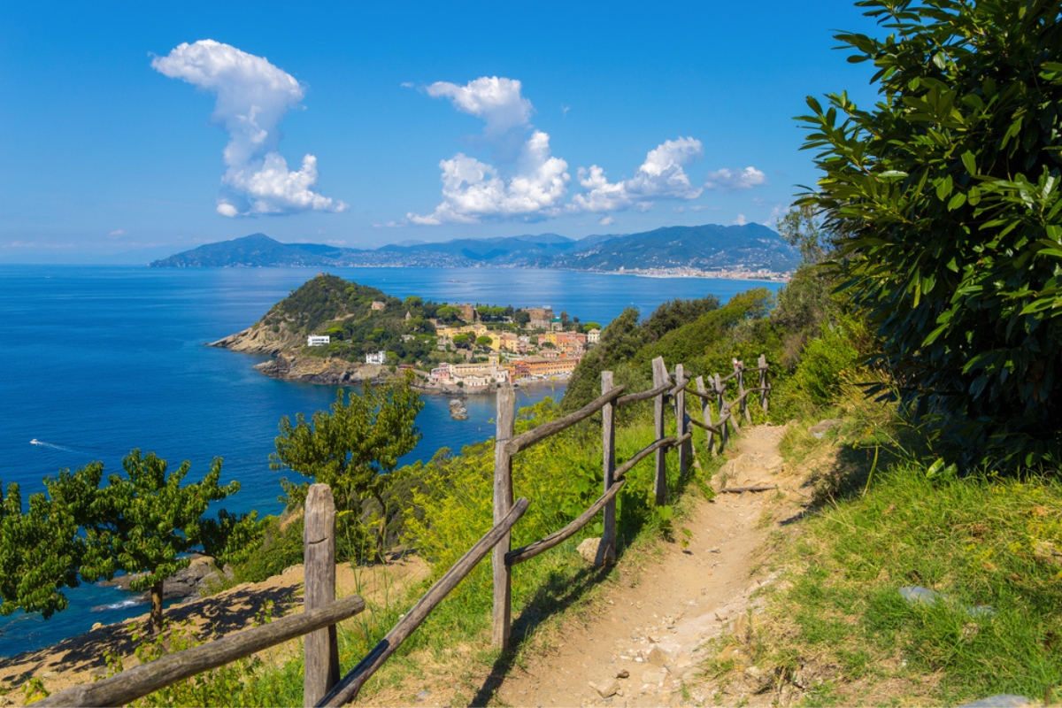 Pathway above the "Baia del Silenzio" (Bay of Silence) in Sestri Levante 