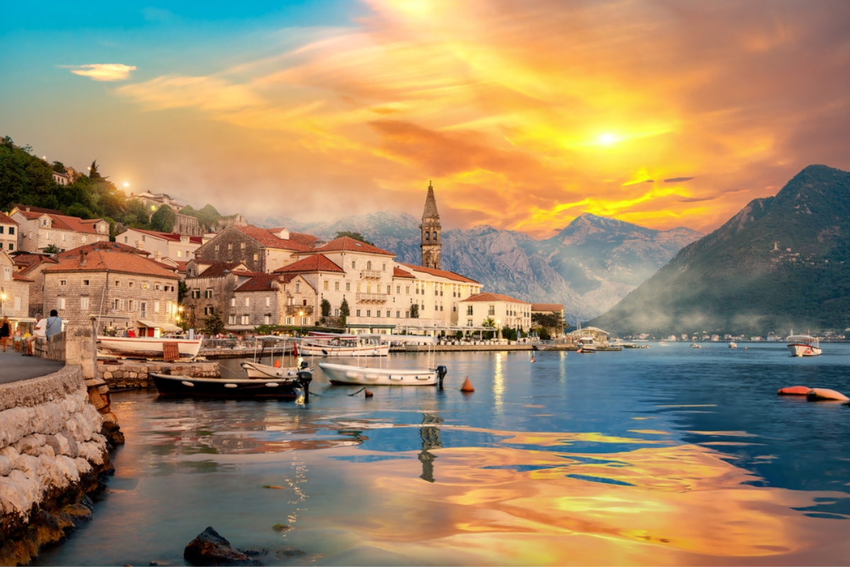 La città storica di Perast nella baia di Kotor in estate al tramonto
