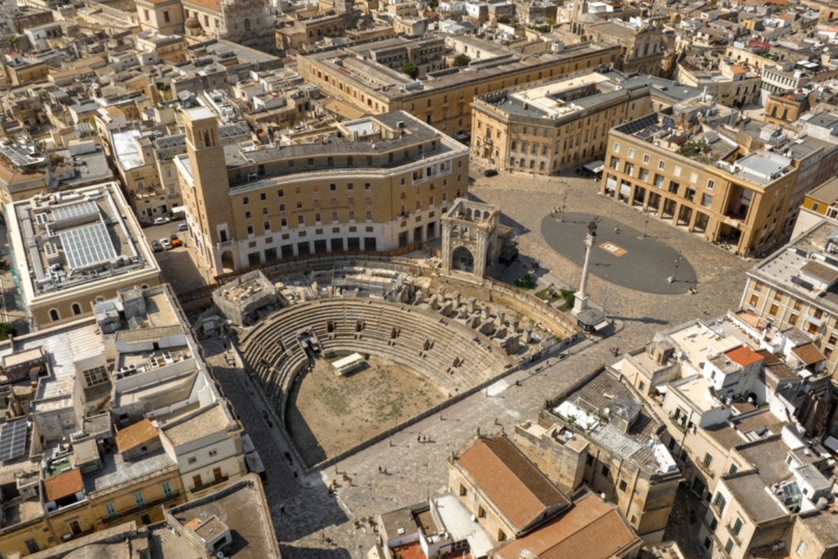 Veduta aerea di Piazza Sant'Oronzo, del Palazzo del Seggio e dell'anfiteatro romano a Lecce, Puglia, Italia