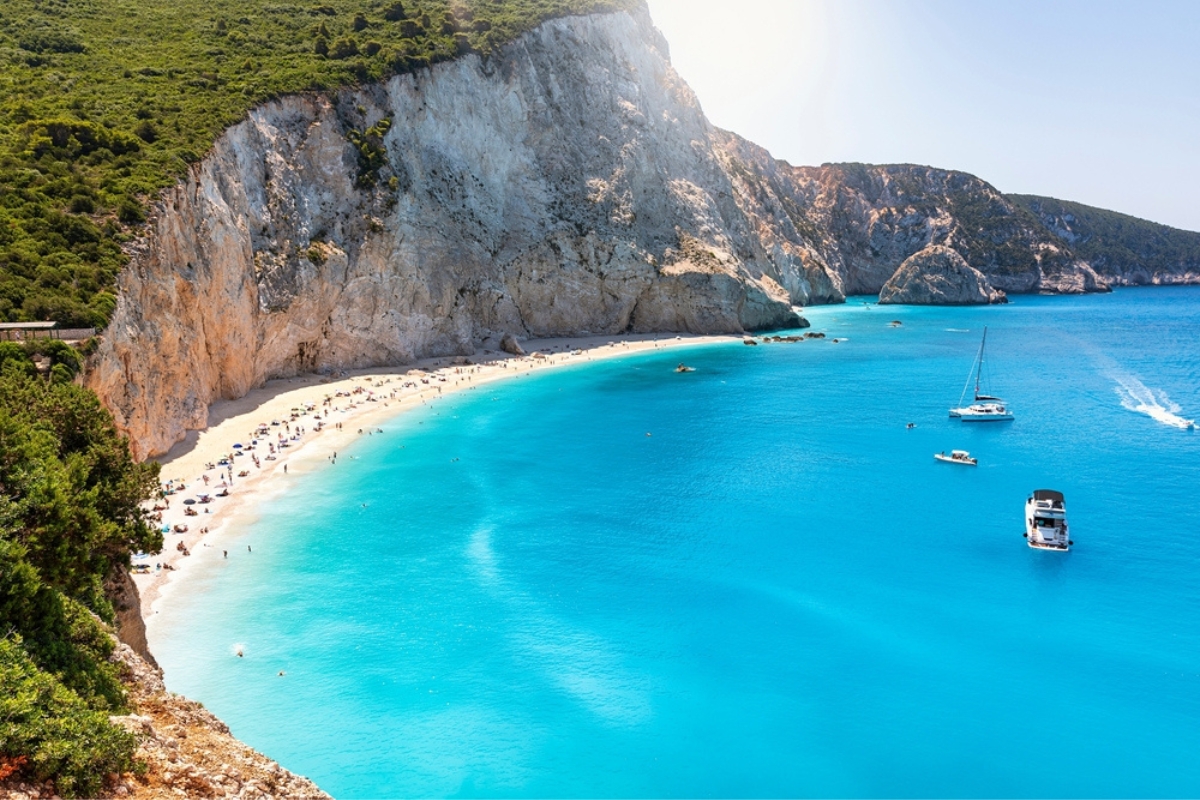 La spiaggia di Port Katsiki durante l'estate con l'oceano turchese sull'isola di Lefkada, nel Mar Ionio, in Grecia.