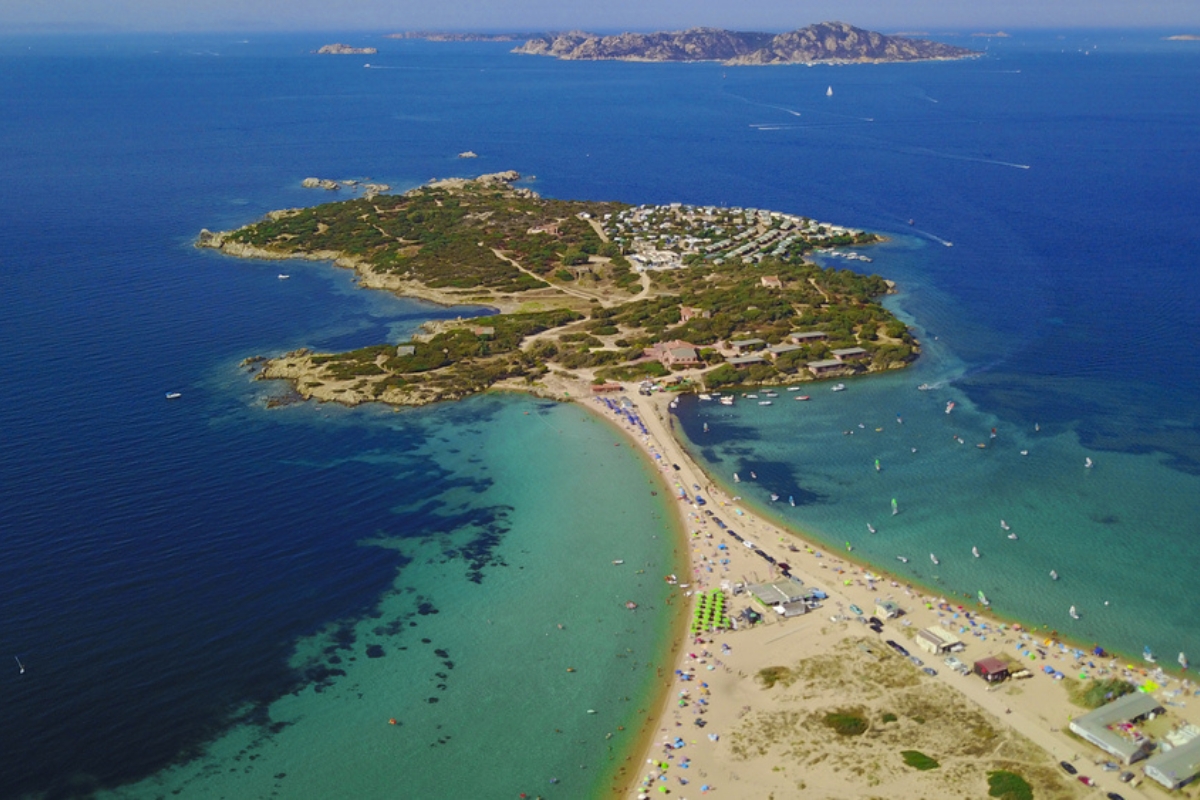 Fotografia aerea di Porto Pollo, sulla costa della Sardegna. Porto Pollo è popolare tra gli amanti del kitesurf