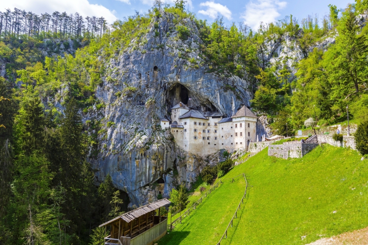 Predjama; castello all'imboccatura della grotta di Postumia, Slovenia, in primavera