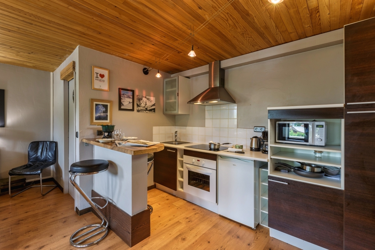 Cucina moderna con tavolo, lavastoviglie, microonde e forno. Happy.Rentals: ID 6231