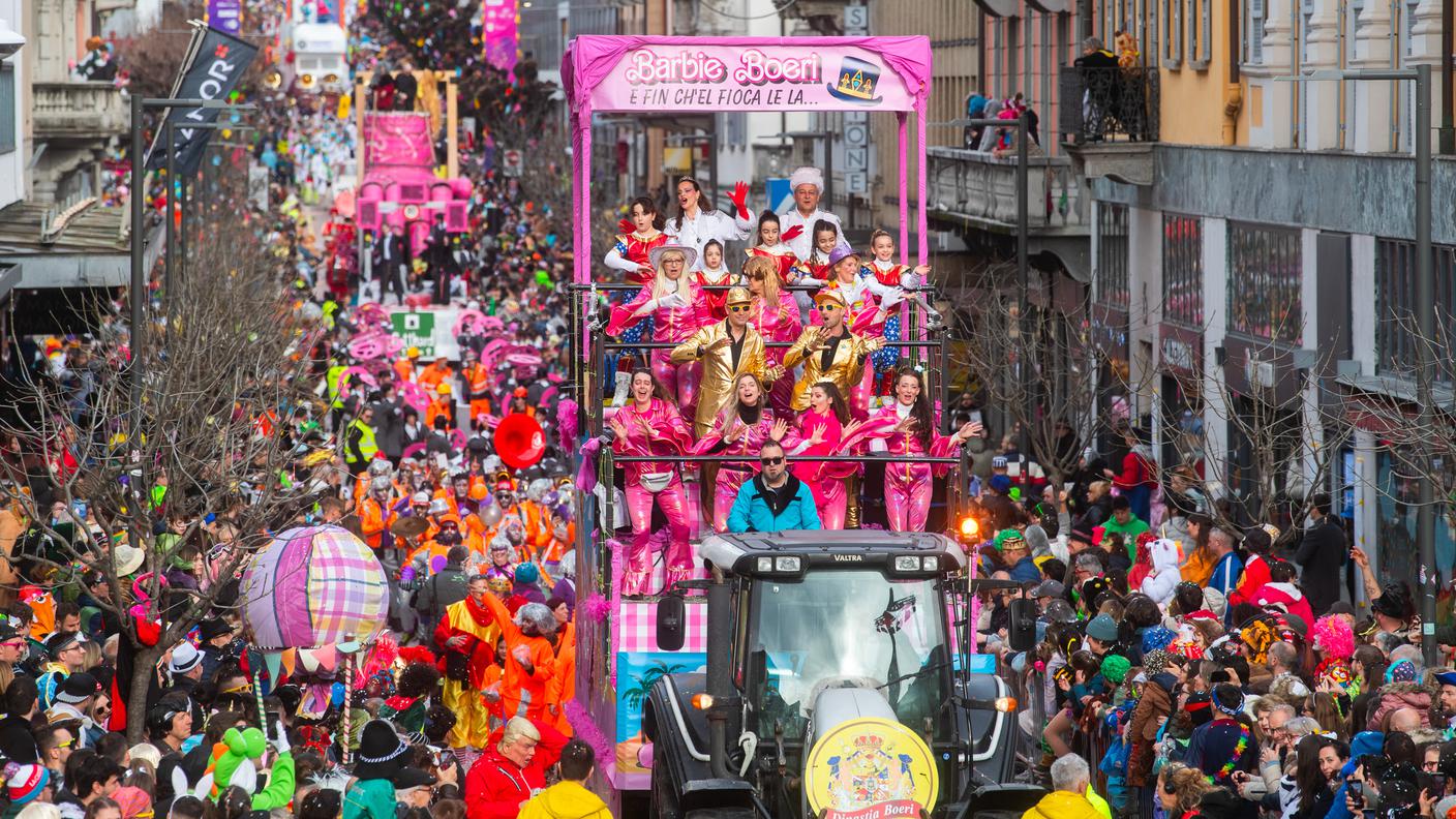 Un'imponente carro durante la sfilata del Carnevale di Rabadan, Bellinzona, Svizzera