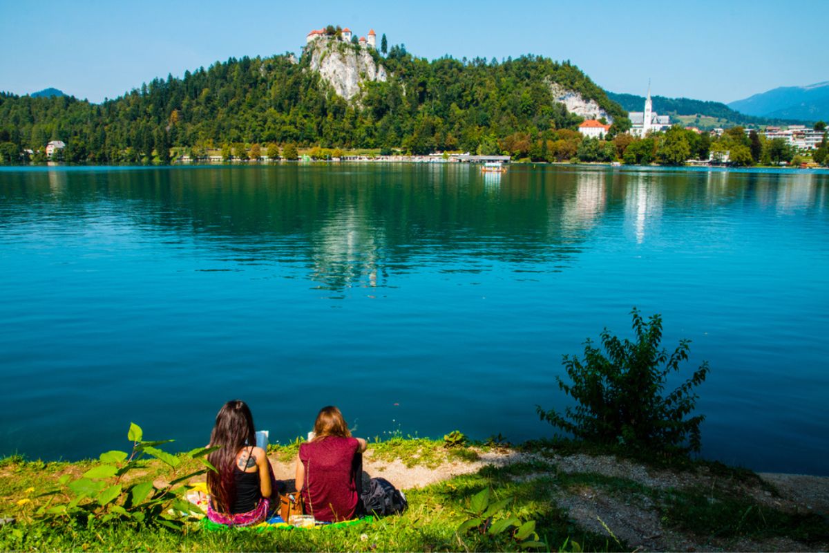 Ragazze che leggono libri sul lago di Bled, vista sul castello di Bled, Slovenia