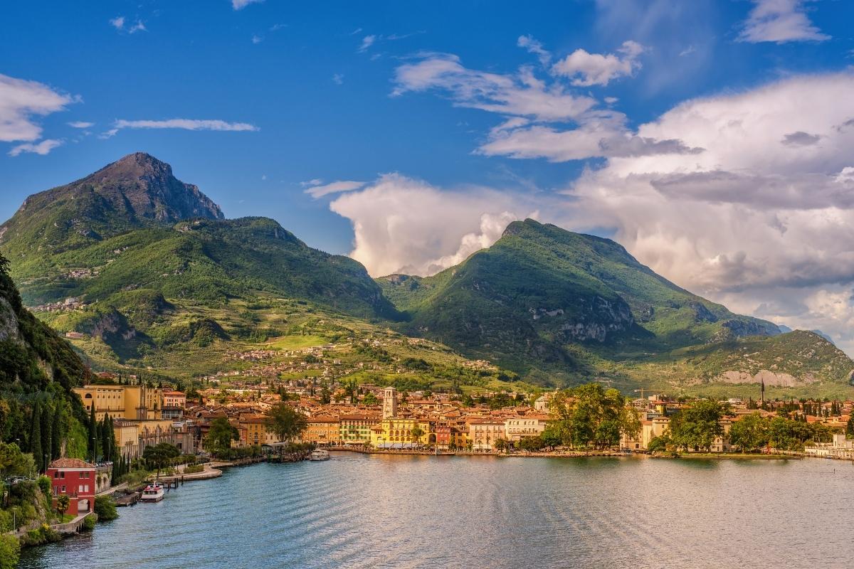 La coloratissima Riva del Garda, sulla sponda settentrionale del Lago di Garda, circondata dalle montagne