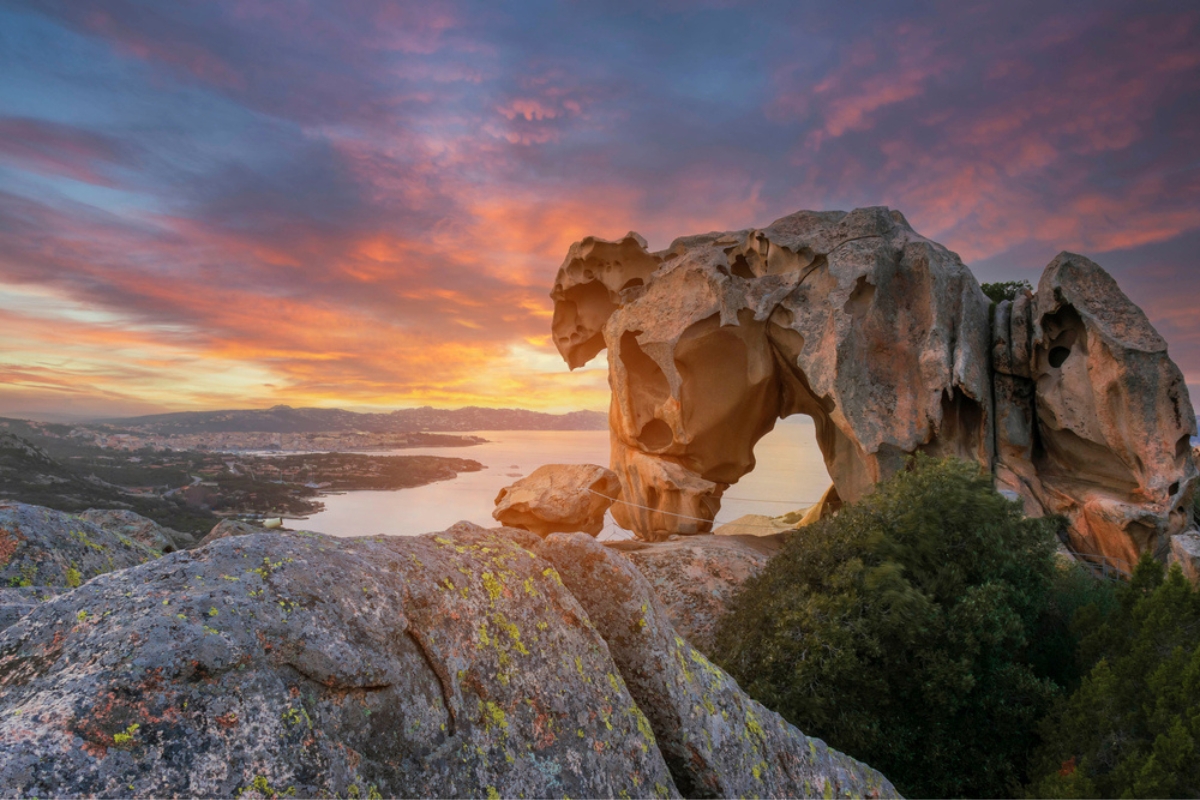 Roccia dell'Orso, che si affaccia sullo splendido mare della Sardegna