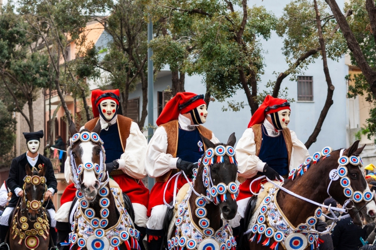 Sa Sartiglia: carnevale tradizionale di Oristano, Sardegna, Italia, tre uomini mascherati a cavallo
