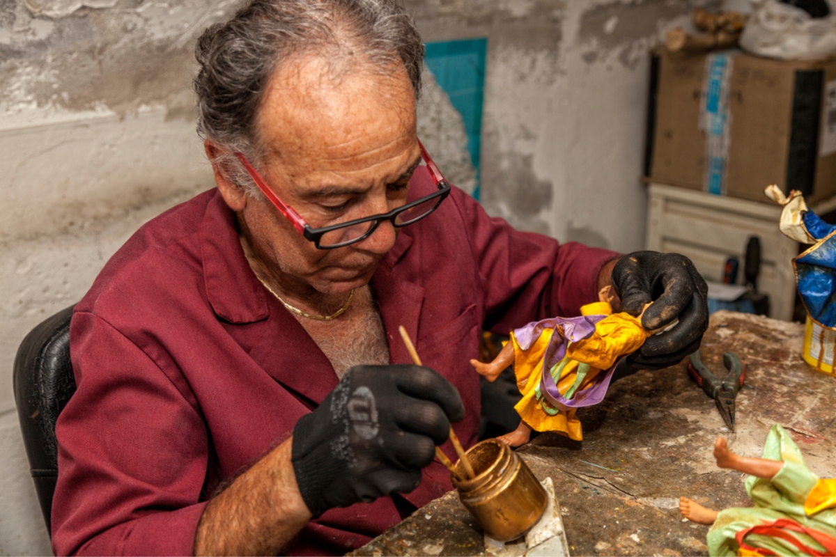 Sandro Riso, artigiano che continua la secolare tradizione della cartapesta