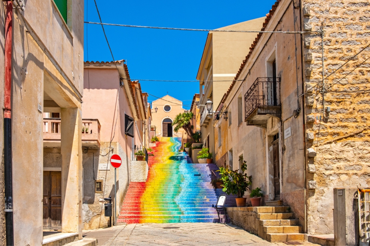 Scala arcobaleno di Santa Lucia che conduce alla Chiesa di Santa Lucia in Corso Garibaldi ad Arzachena, nella regione di Sassari, in Sardegna.