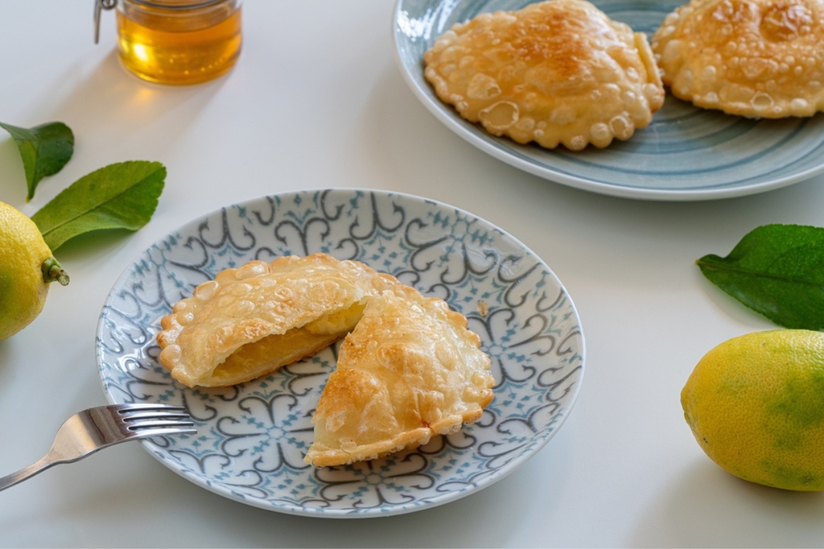 Seadas o sebadas, dolce tipico sardo sul piatto, cibo italiano