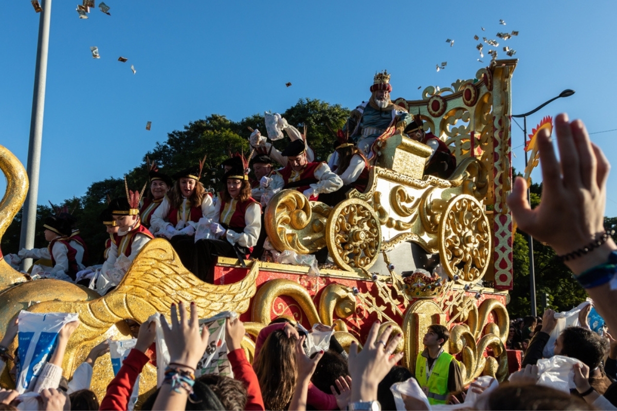 Siviglia, Spagna: grande folla alla parata de Los Reyes Magos (i Re Magi) a Siviglia