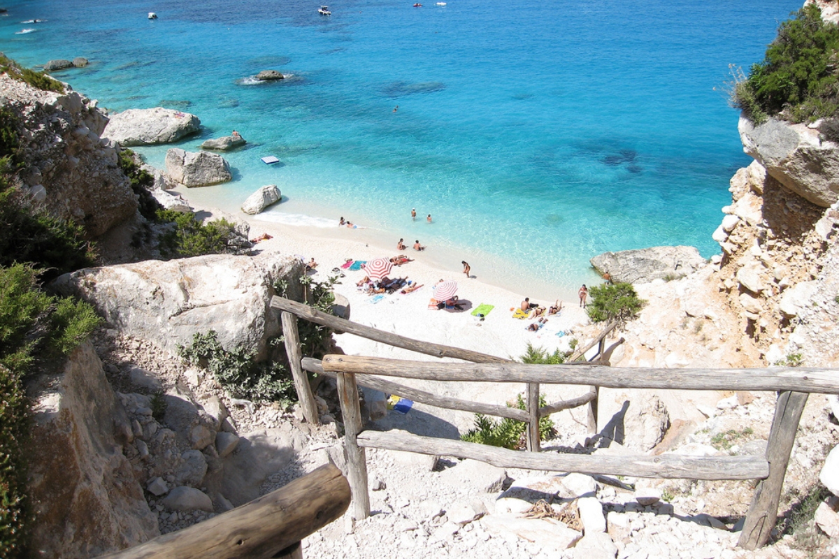 Spiaggia bianca di Cala Goloritzé, vicino al comune di Baunei, Golfo di Orosei, in Ogliastra, Sardegna, Italia, composta da piccoli ciottoli bianchi e sabbia