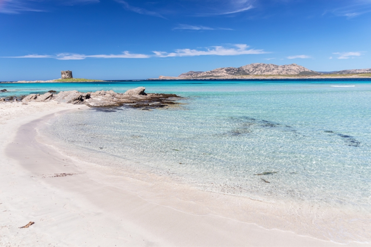 Spiaggia con mare azzurro a La Pelosa - Sardegna, Italia