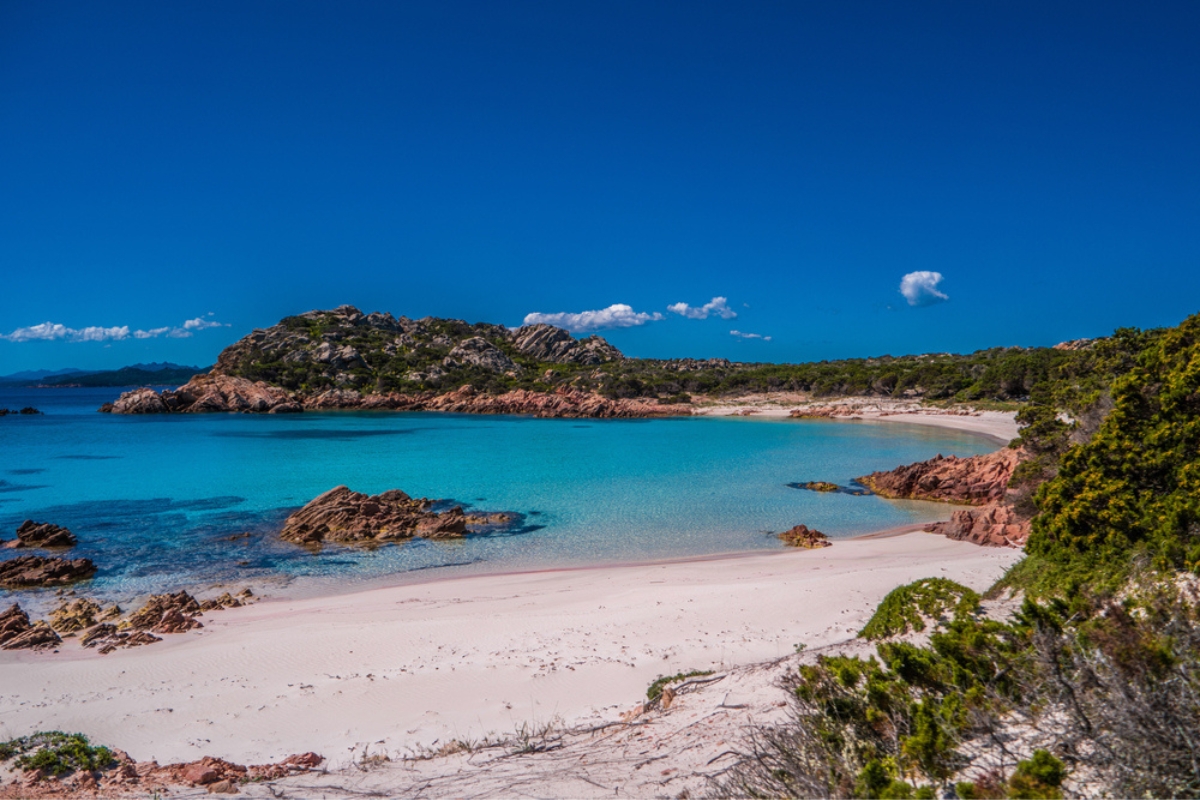 Spiaggia rosa nell'isola di Budelli, Arcipelago di La Maddalena in Sardegna, Italia