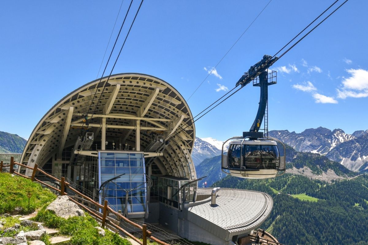 Vista della stazione Pavillon della funivia Skyway Monte Bianco che collega Courmayeur (1300 m) a Pavillon (2173 m) e Punta Helbronner (3466 m)