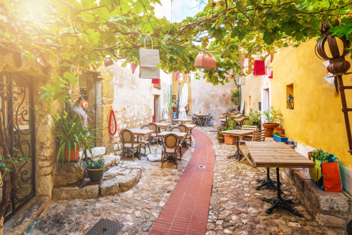 Strada nel borgo medievale di Eze, sulla costa della Costa Azzurra, in Francia