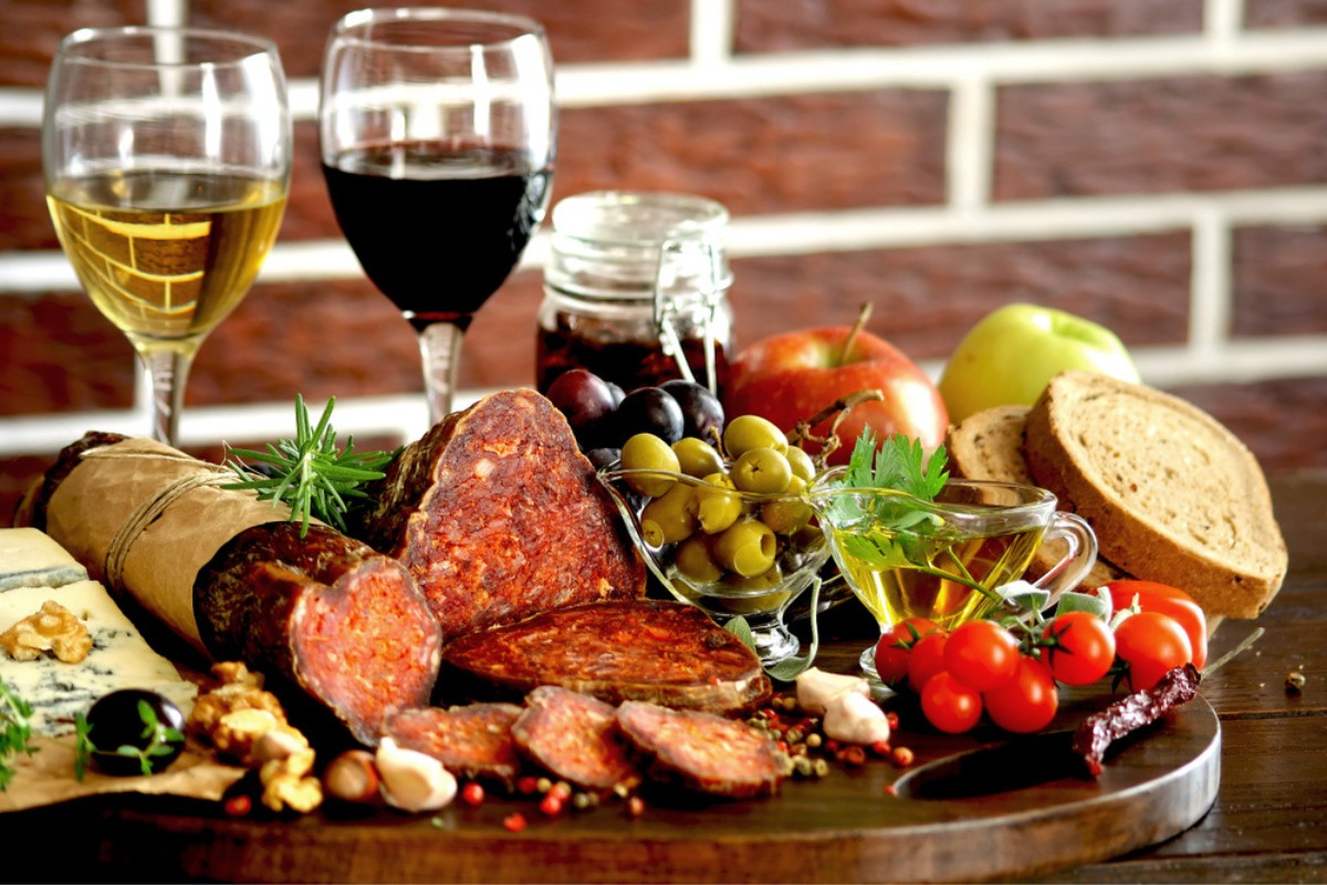 Tagliere di salumi e formaggi accompagnato da vino croato