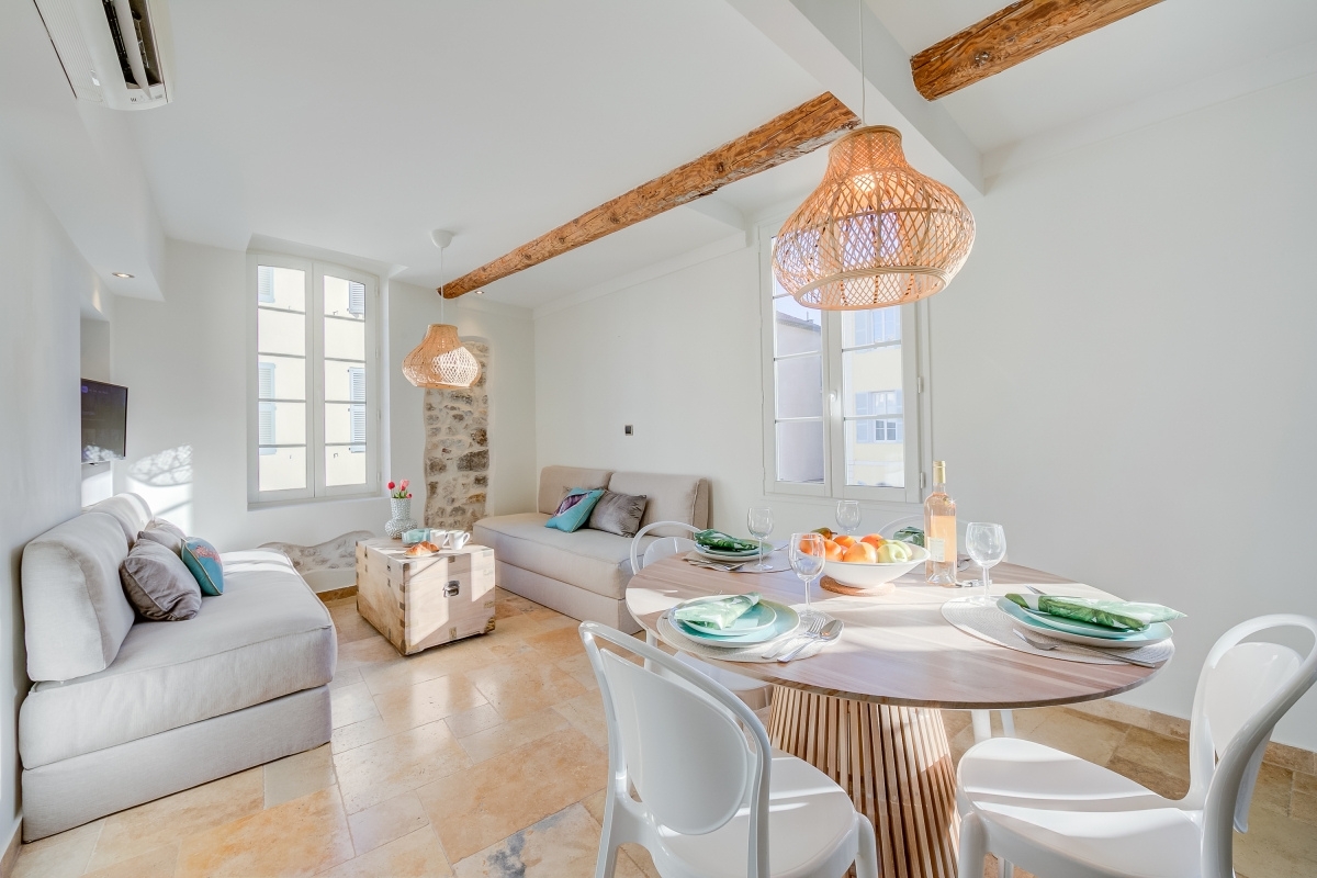 The minimalist and airy yet stylish living room of the property ID 7023