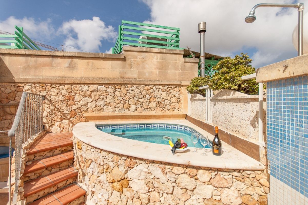 The outdoor Jacuzzi of this amazing traditional Gozan-style villa, ID 6180