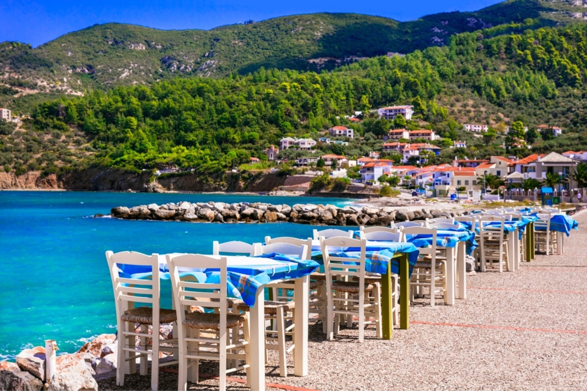 Tipica taverna di pesce (ristorante) in riva al mare nell'isola di Skopelos