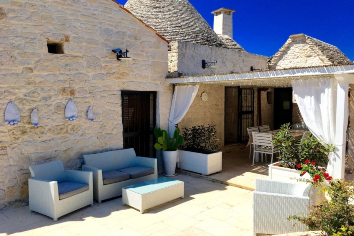 Happy.Rentals' Trullo Cielo Cielo's patio in Alberobello, property ID 4731
