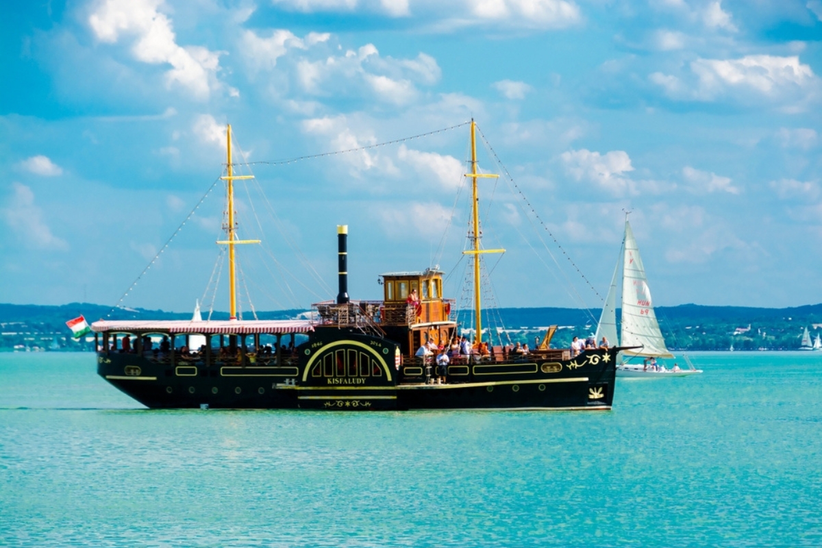 Un battello a vapore che attraversa le acque intorno a Balatonfüred, sul lago Balaton