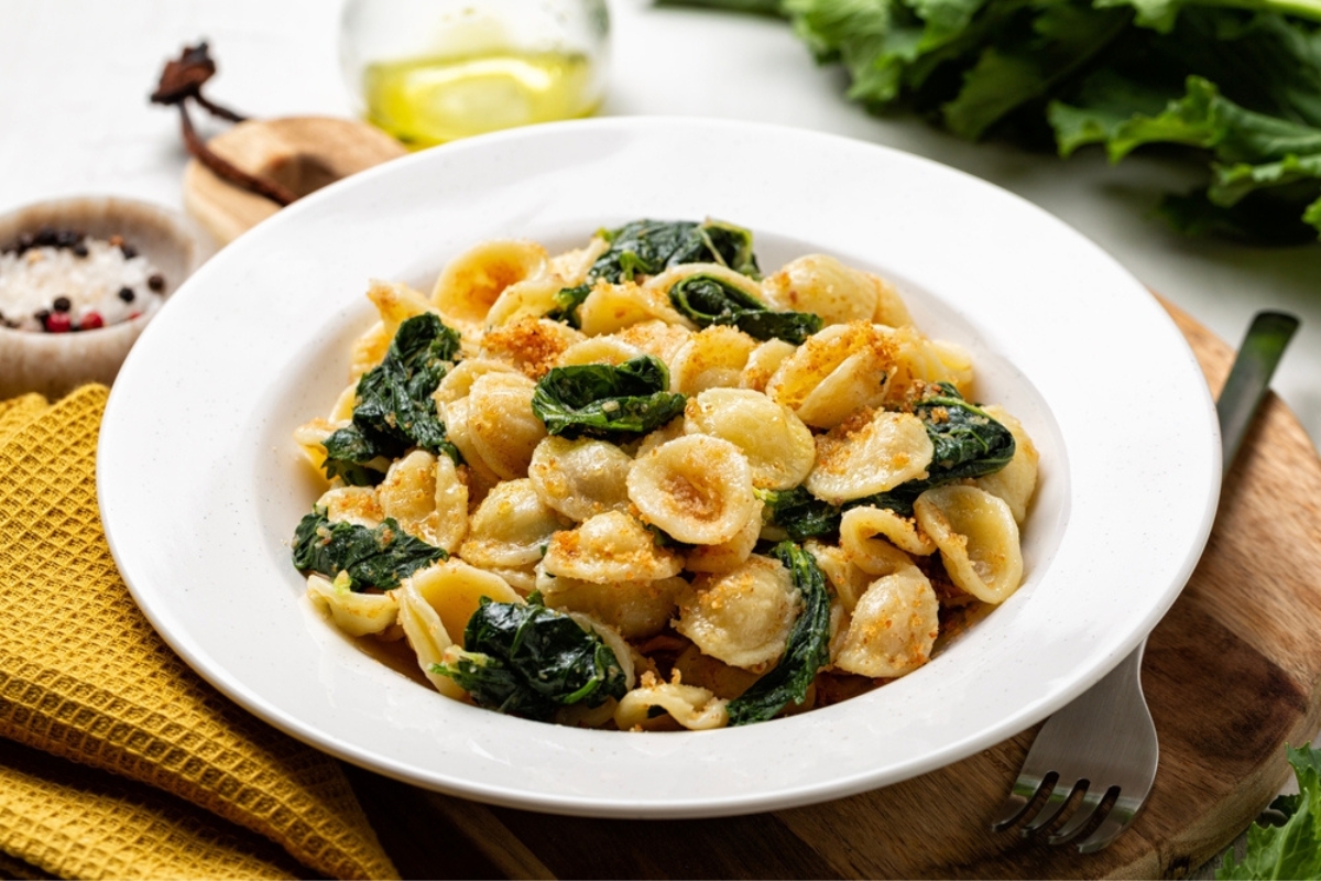 Orecchiette con le cime di rapa e le acciughe, piatto popolare nel Sud Italia, tipica della Puglia. Preparate con acciughe, pangrattato e rapini, broccoli o cime di rapa