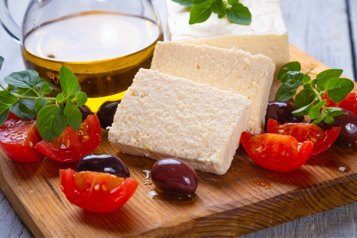 Un succulento piatto di feta con olive Kalamata e pomodori