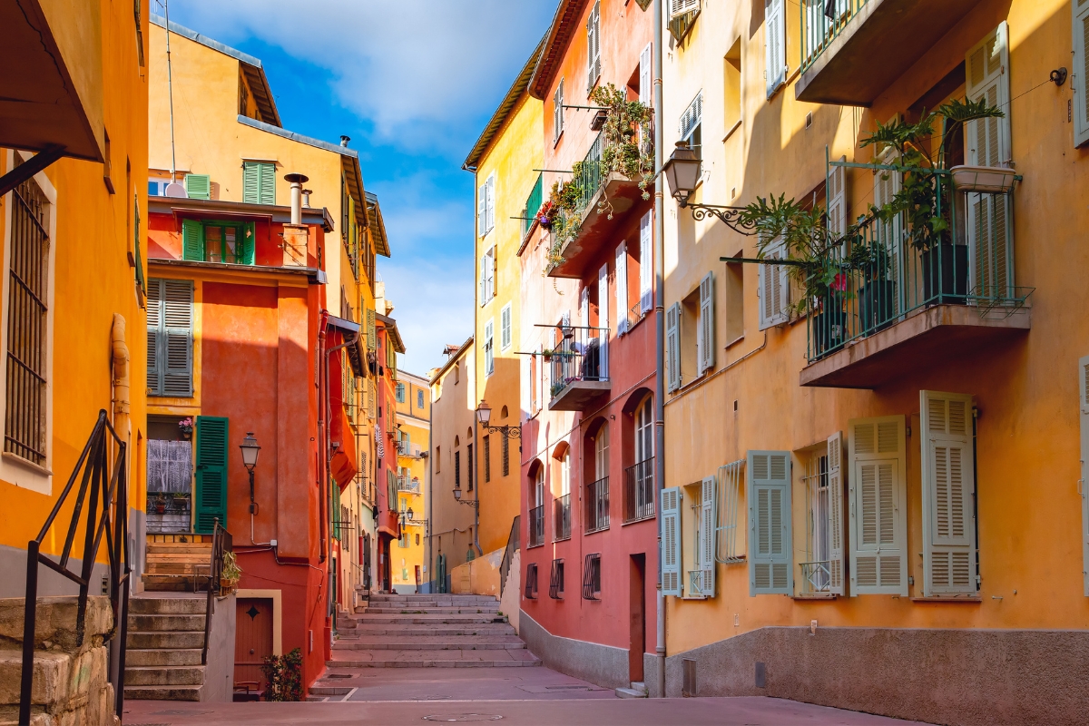 Un vicolo colorato nella città vecchia di Nizza