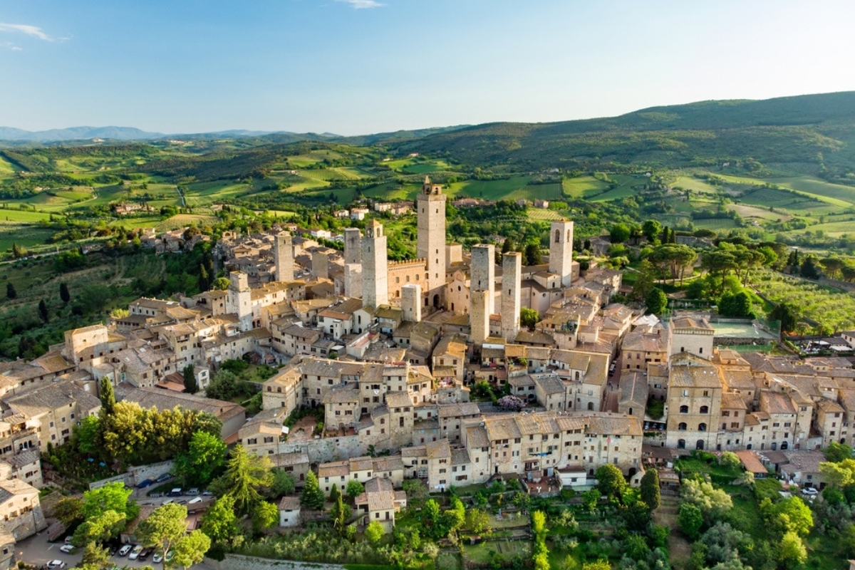 Veduta aerea della famosa città medievale di San Gimignano con il suo skyline di torri medievali, tra cui la Torre Grossa in pietra