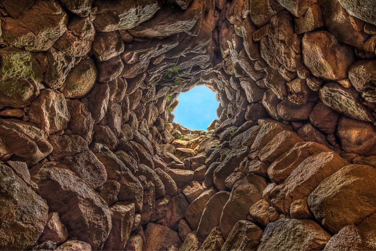 Una curiosa vista dall'interno del Nuraghe La Prisgiona ad Arzachena