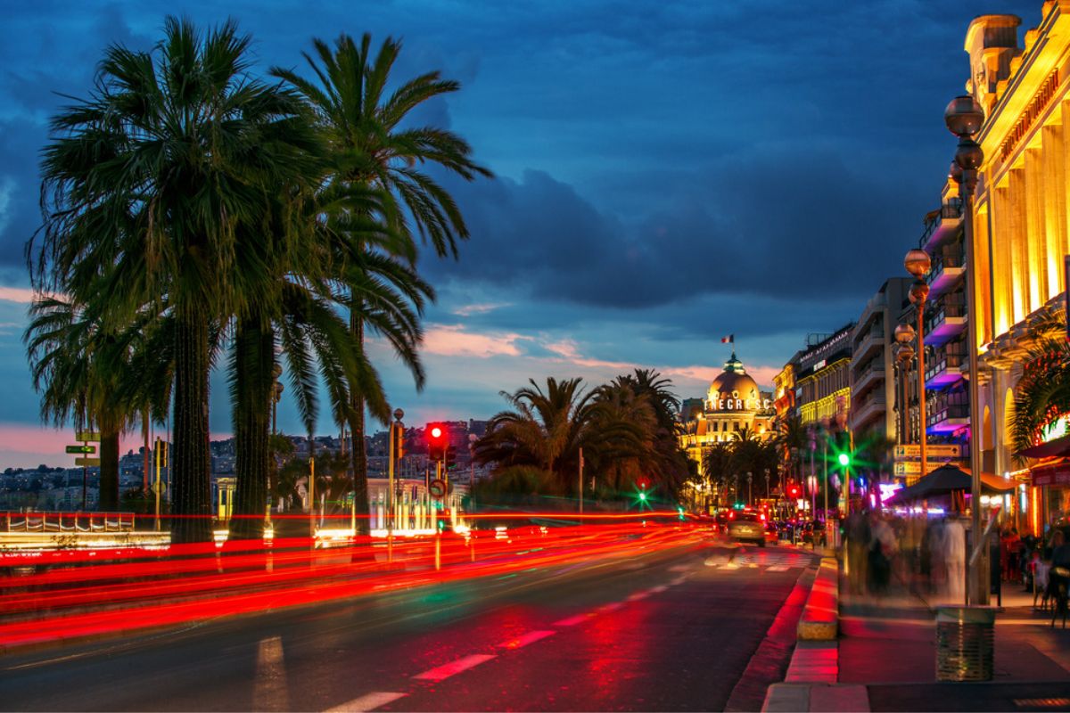 Una romantica vista notturna della Promenade des Anglais, Nizza
