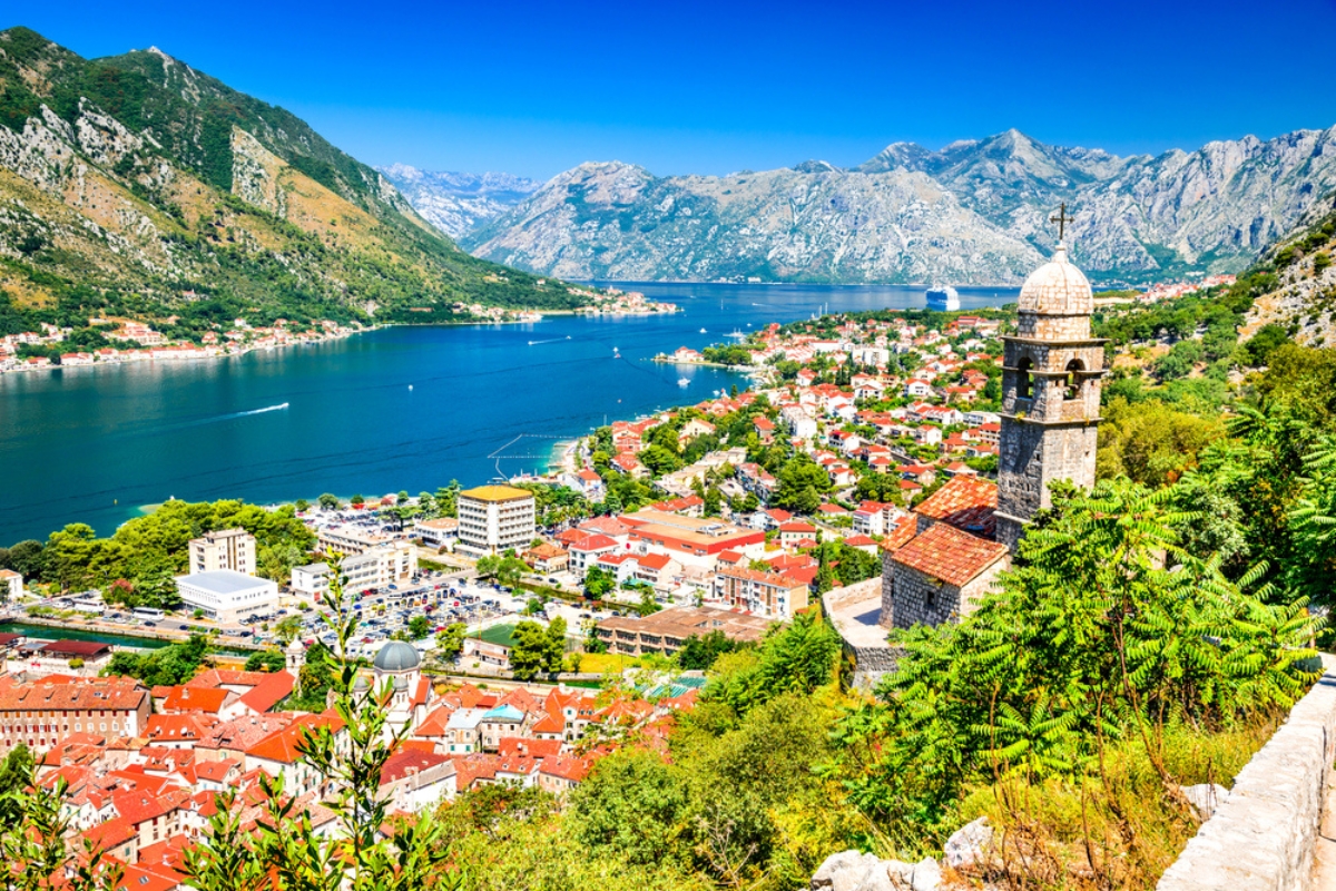 La baia di Kotor è uno dei luoghi più belli dell'Adriatico, con la fortezza veneziana conservata, piccoli villaggi antichi, città medievali e montagne panoramiche.