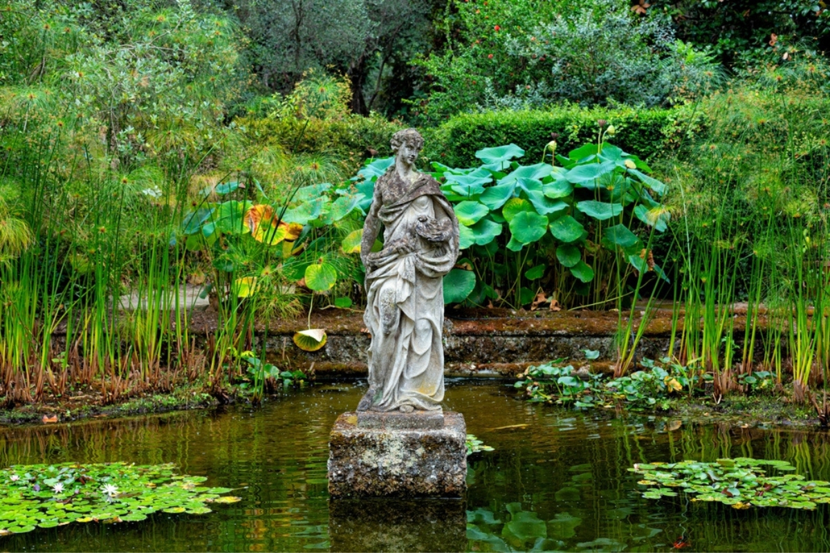 Vasca con ninfea e statua di donna nel giardino francese. Jardin Serre de la Madone, Mentone