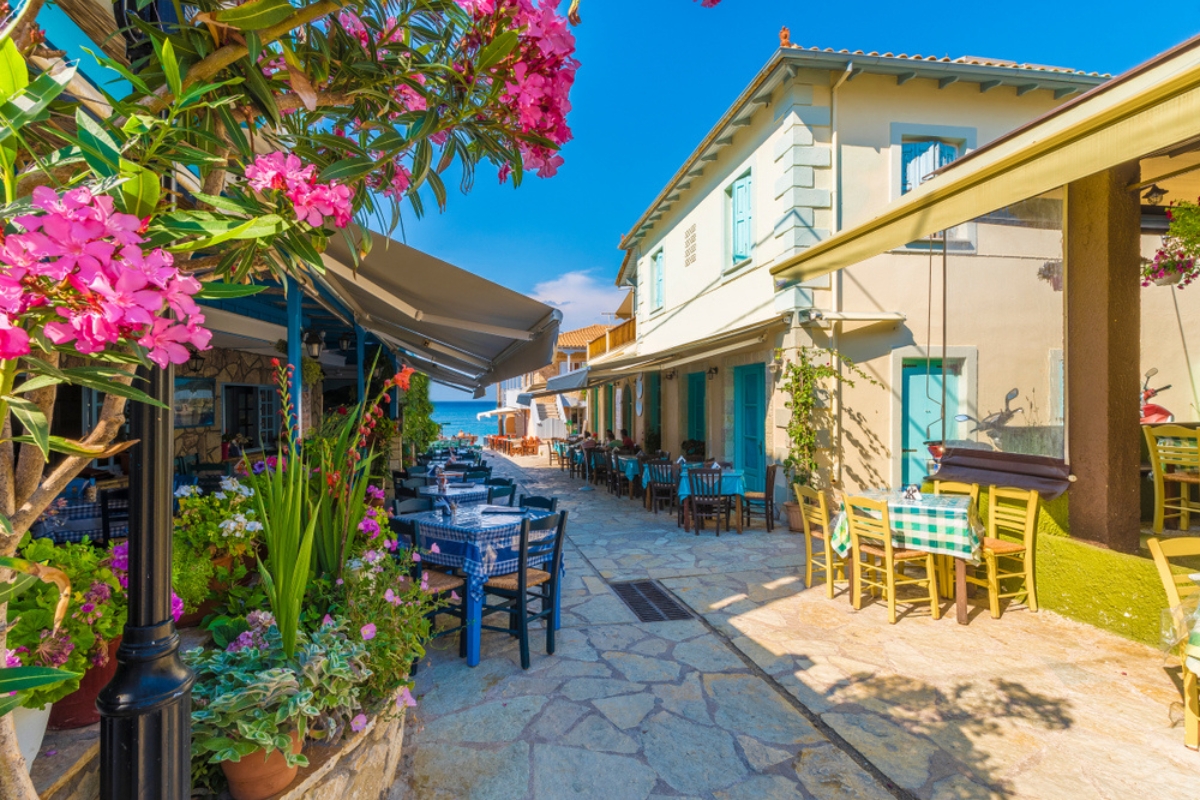 Ristorante e taverna tradizionale con il mare sullo sfondo nel villaggio di Agios Nikitas, Lefkada, Grecia