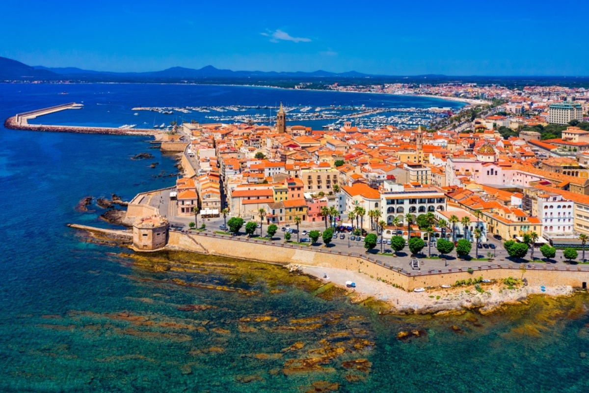 Veduta aerea del centro storico di Alghero, paesaggio urbano di Alghero in una bella giornata con porto e mare in vista