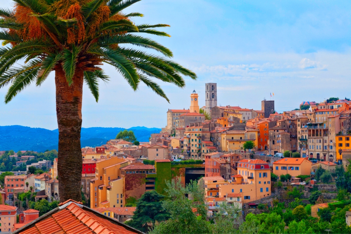 Veduta aerea del villaggio di Grasse in Costa Azzurra