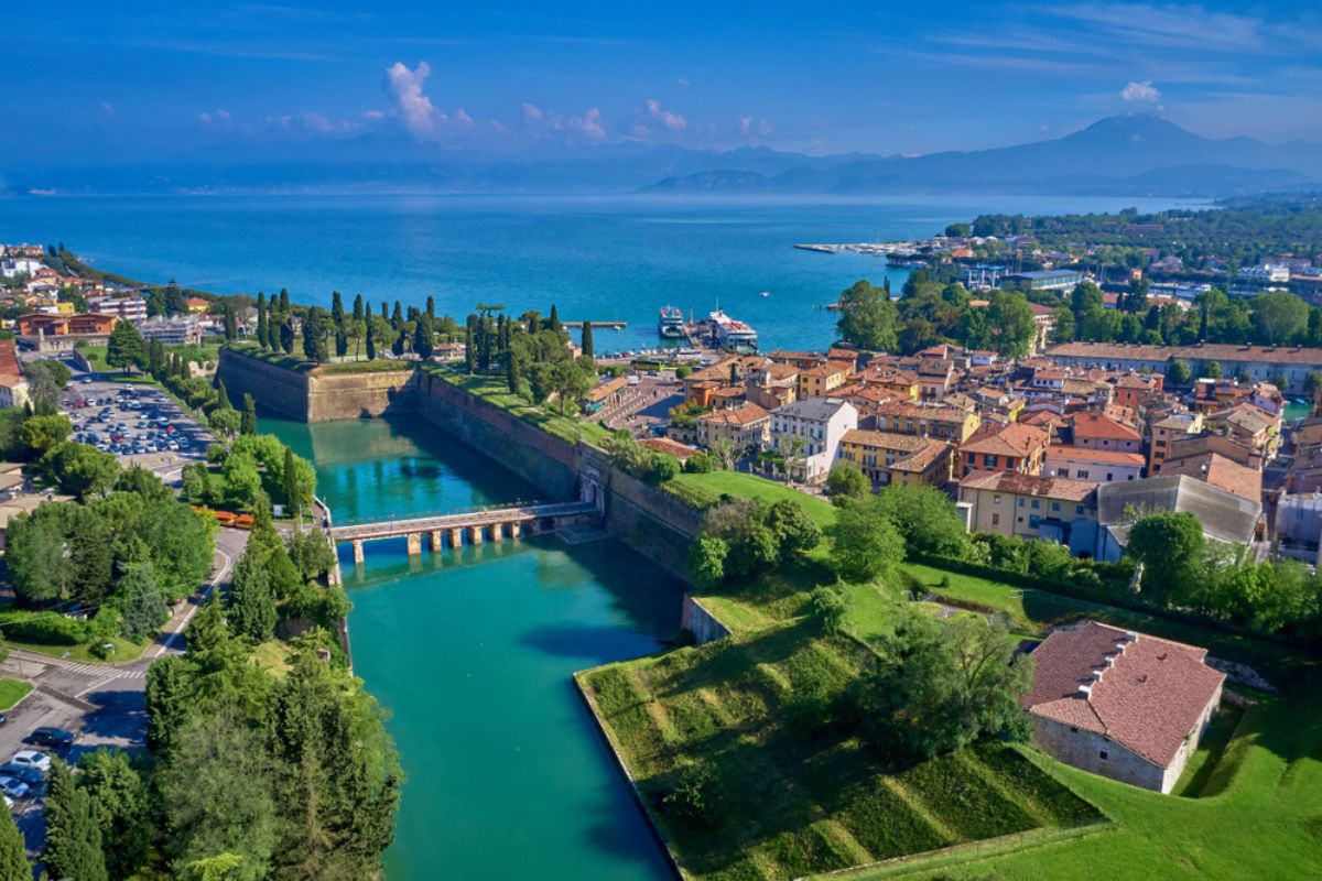 Veduta aerea della città di Peschiera del Garda, Italia.