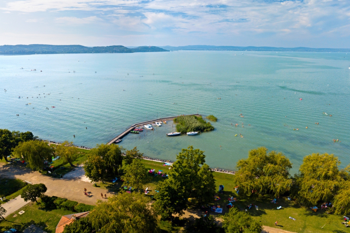 Veduta aerea della spiaggia di Zamardi, Lago Balaton