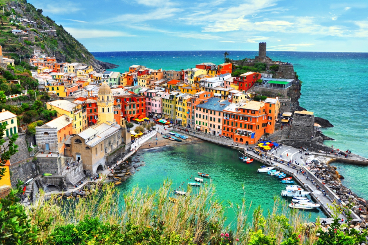 Veduta aerea di Vernazza, nelle Cinque Terre, con le sue case colorate e il mare incantevole, Liguria, Italia