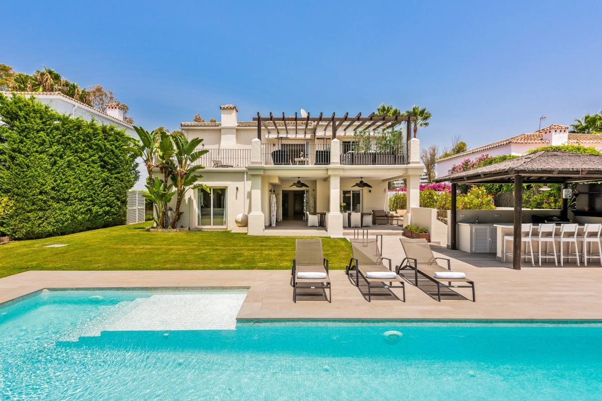 La soleggiata Villa Zacaluca a Marbella, con giardino privato, sauna, palestra e piscina 