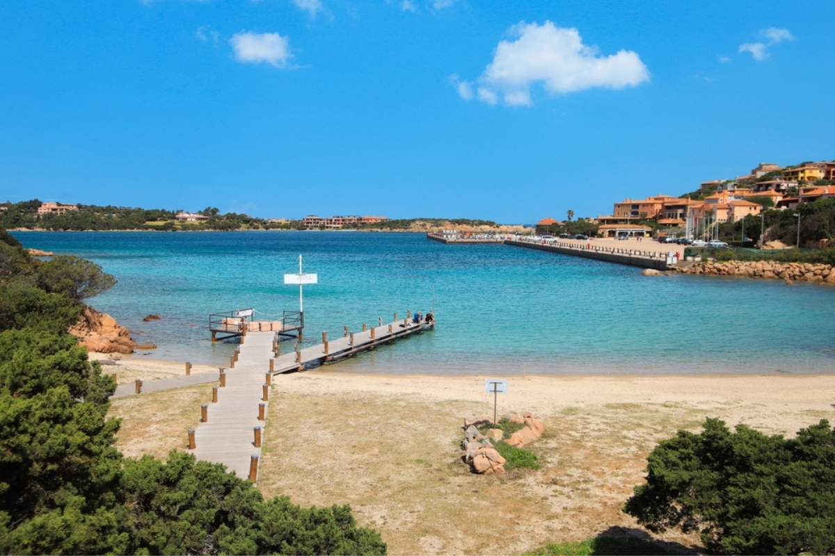 Vista a volo d'uccello del mare di Porto Cervo, Costa Smeralda in primavera - Sardegna