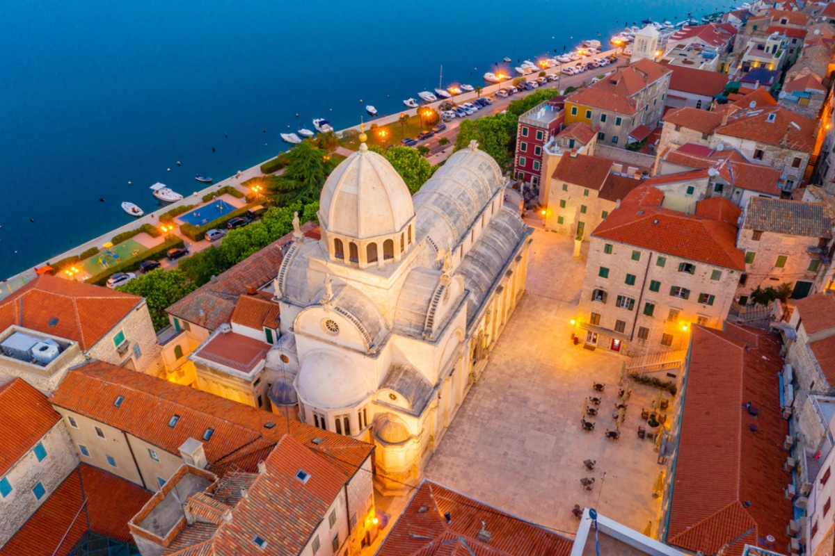Vista aerea all'alba della cattedrale di San Giacomo e del lungomare di Sibenik, Croazia
