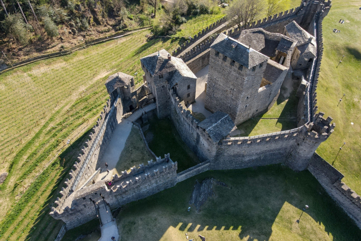 Vista aerea del castello di Montebello a Bellinzona, sulle Alpi svizzere, patrimonio mondiale dell'Unesco
