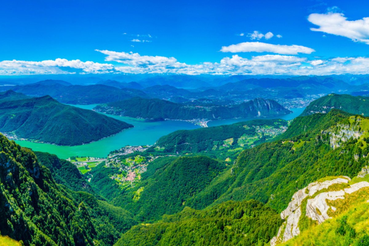 Vista aerea del lago di Lugano dal Monte Generoso, Svizzera, in una giornata di sole